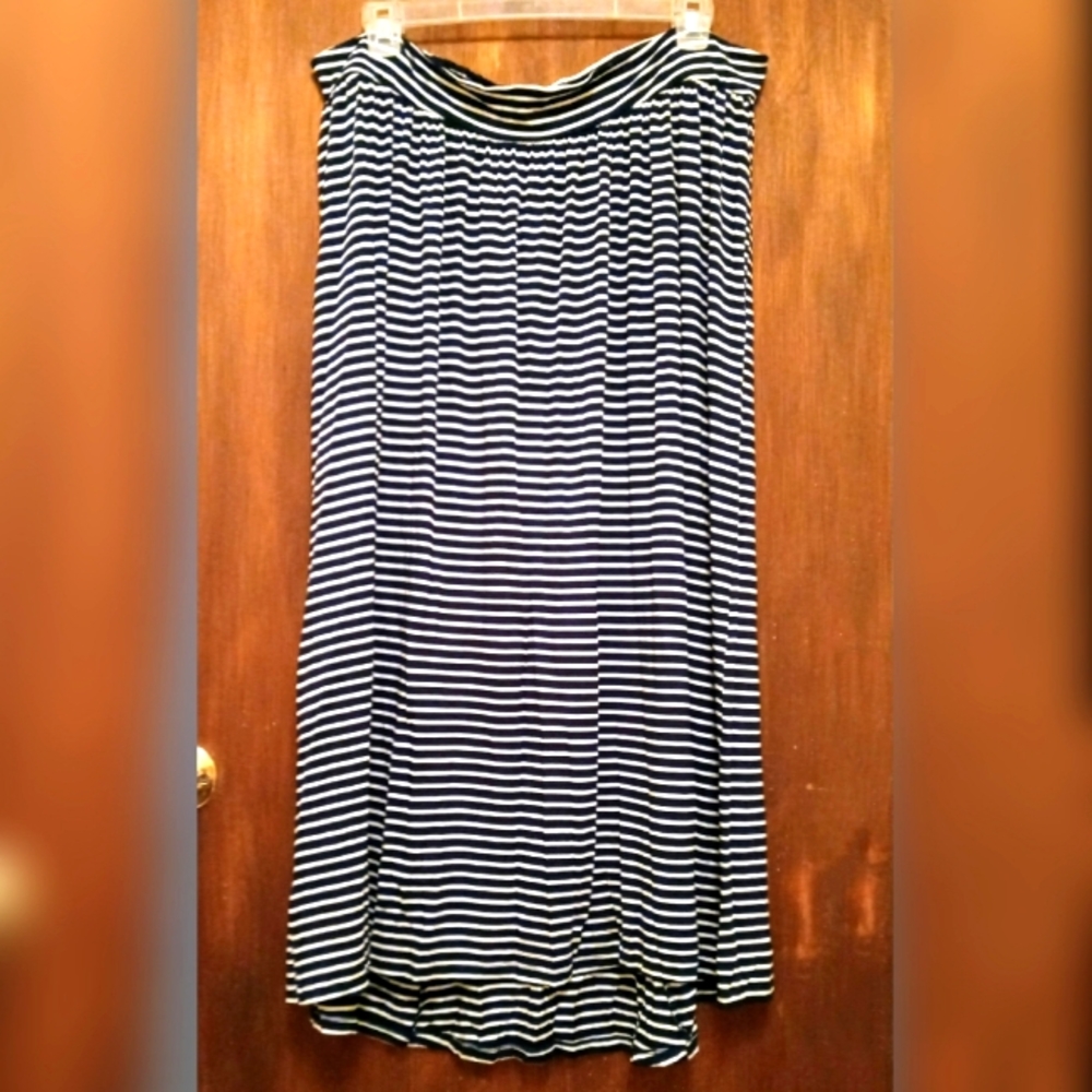 Liz Lange Maternity Skirt. NWT